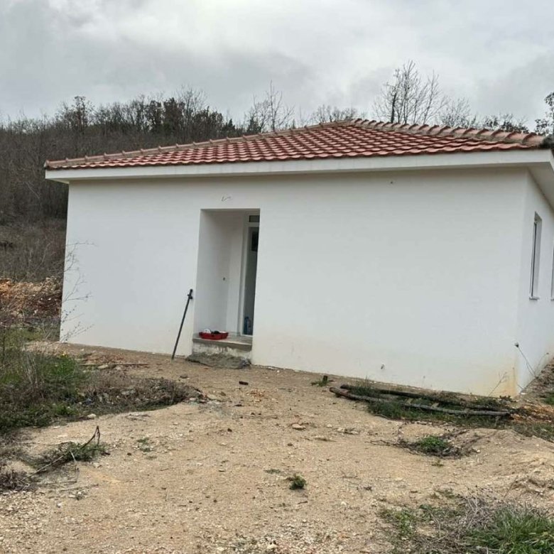 Charming white house with red-tiled roof on prime Ulcinj land, ideal for investment. Listed by immorenta.me, an ekosphere doo project.