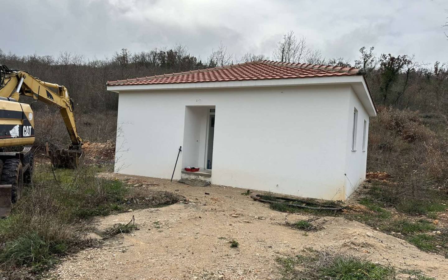 Charming white house with red-tiled roof on prime Ulcinj land, ideal for investment. Listed by immorenta.me, an ekosphere doo project.