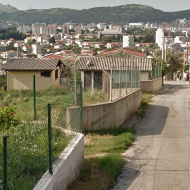 Prime Ulcinj real estate: investment properties with gardens, fenced yards, cityscape and hills. Listed on immorenta.me by ekosphere doo.