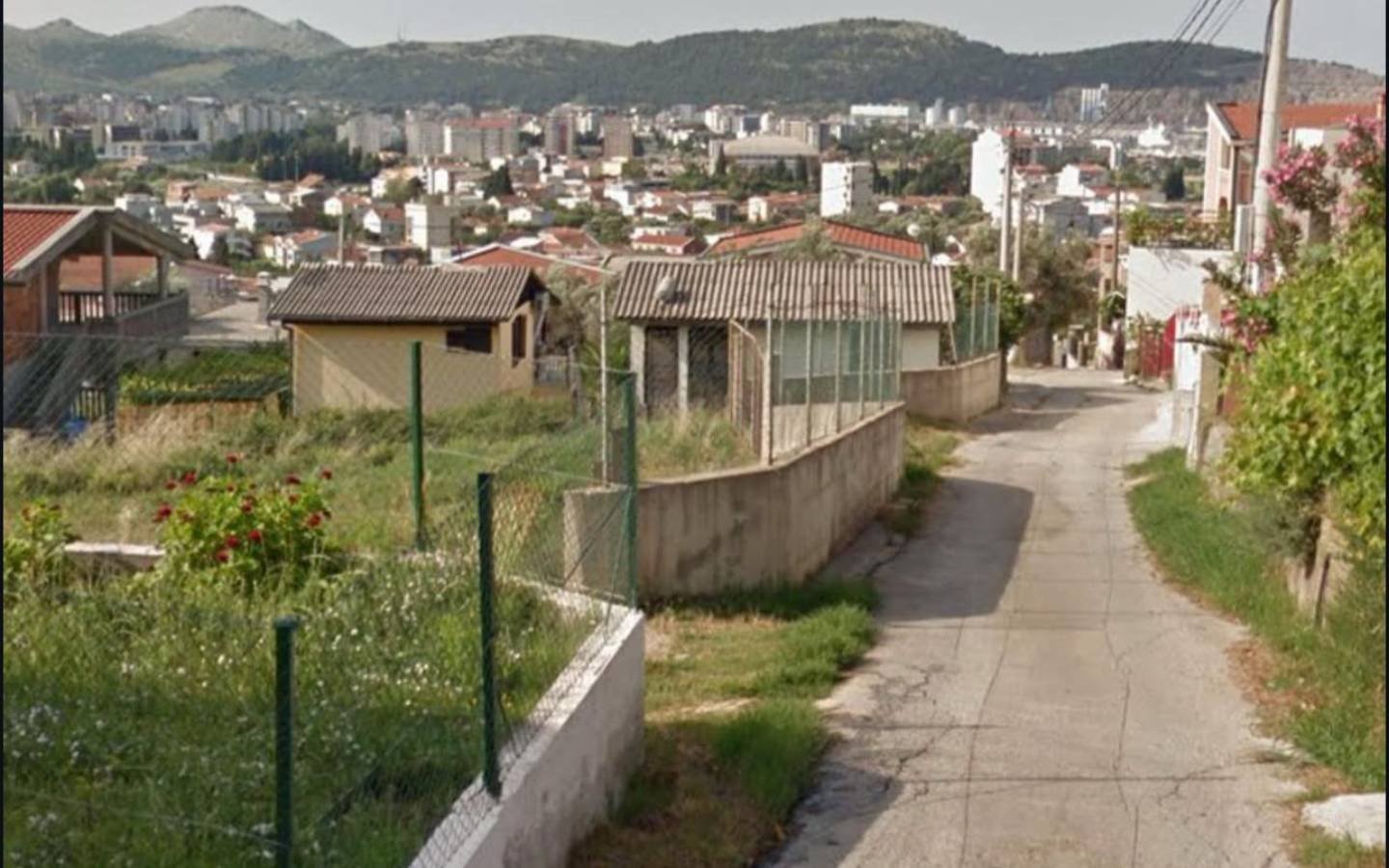 Prime Ulcinj real estate: investment properties with gardens, fenced yards, cityscape and hills. Listed on immorenta.me by ekosphere doo.
