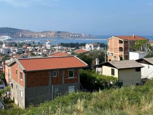 Panoramablick auf Ulcinj, Montenegro: H&auml;user mit roten D&auml;chern, &uuml;ppiges Gr&uuml;n, Blick auf den Hafen - Premium-Immobilien von Ekosphere auf immorenta.me.