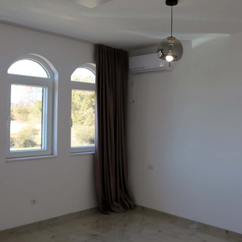 Spacious unfurnished room in Adana Villa, Ulcinj&mdash;white walls, tiled flooring, arched windows. Exclusive on immorenta.me.