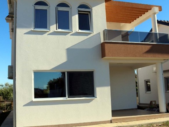 Atemberaubende zweist&ouml;ckige Adana Villa in Ulcinj, Montenegro-wei&szlig;e Fassade, gew&ouml;lbte Fenster, Balkon, Glasgel&auml;nder, exklusiv bei immorenta.me von ekosphere doo.