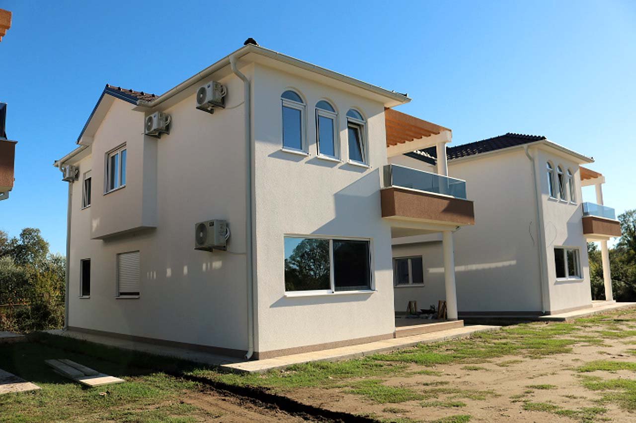 Discover two modern, two-storey Adana Villas in Ulcinj, Montenegro: private yards, balconies, AC units&mdash;exclusive at immorenta.me by ekosphere doo.