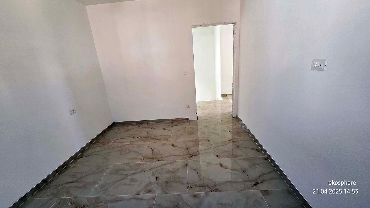 Spacious, sunlit room with marble tile floors and off-white walls&mdash;an ideal Ulcinj, Montenegro investment. Listed on immorenta.me by ekosphere doo.