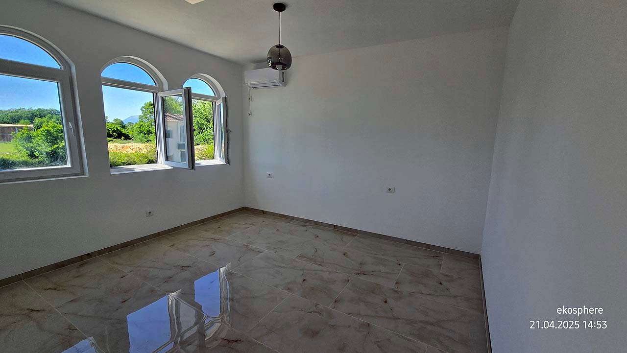 Bright, unfurnished Ulcinj room for sale with arched windows, tiled floor, AC. Invest in Montenegro with immorenta.me by ekosphere doo.