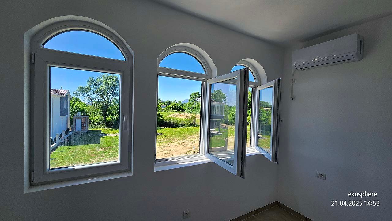 Bright Ulcinj room with 3 arched windows, AC, and garden view&mdash;prime investment on immorenta.me by Ekosphere doo.