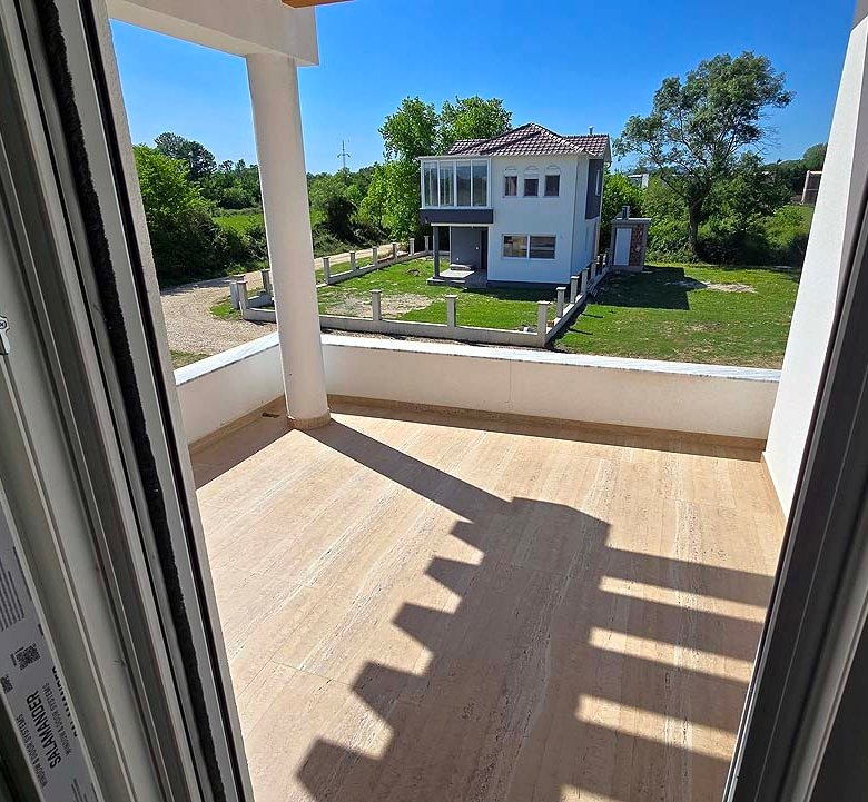 Spacious balcony with light flooring, green yard, and 2-story house in Ulcinj. Prime investment via immorenta.me/Ekosphere doo.