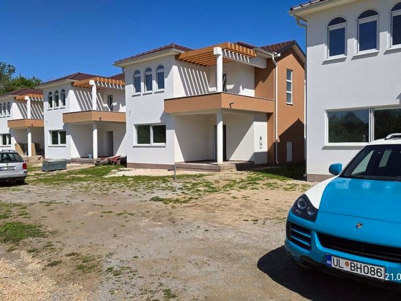 Entdecken Sie erstklassige Ulcinj-Immobilien: moderne zweist&ouml;ckige Villen, malerische Ausblicke, bereit f&uuml;r Investitionen. Montenegro-listings.me von ekosphere doo. 