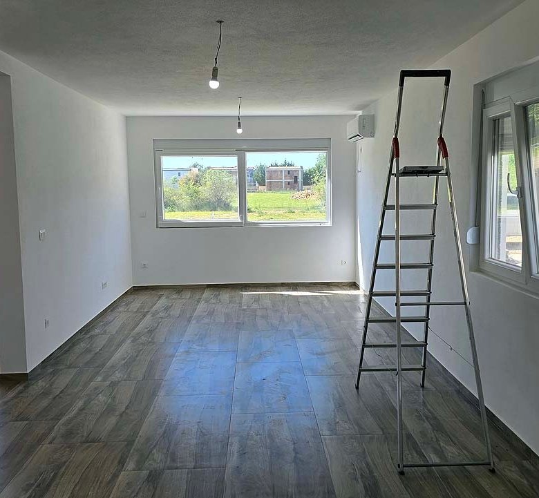 Bright, spacious room in Ulcinj with tiled floors and large windows&mdash;ideal Montenegro investment via immorenta.me by Ekosphere.