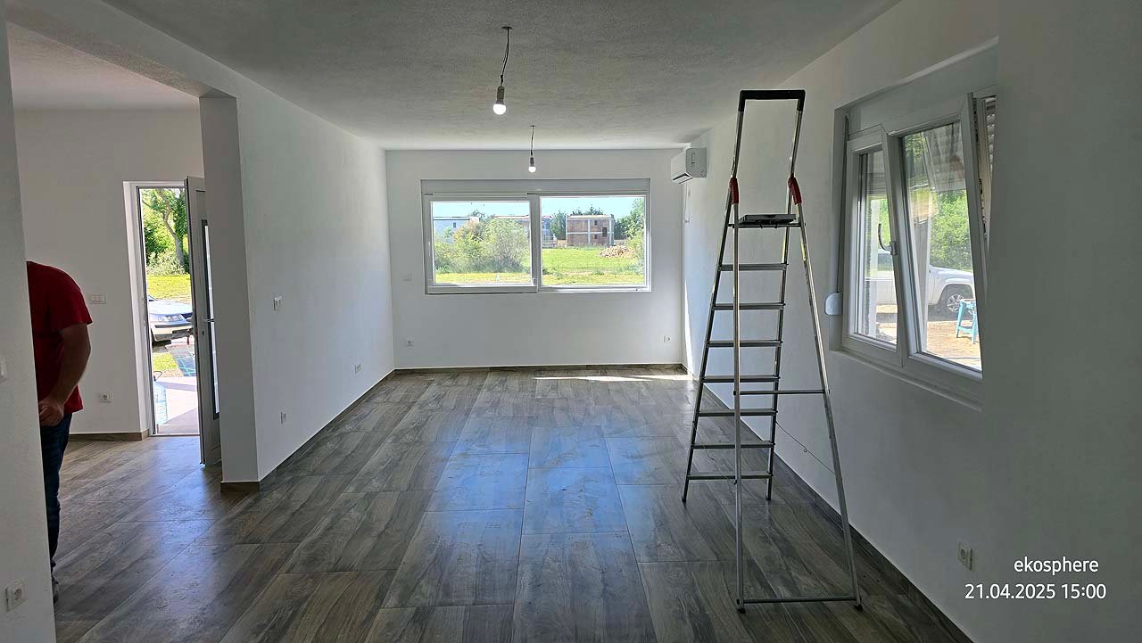 Bright, spacious room in Ulcinj with tiled floors and large windows&mdash;ideal Montenegro investment via immorenta.me by Ekosphere.