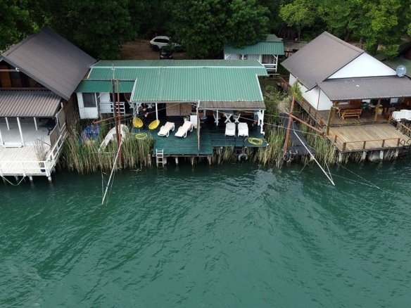 Luftaufnahme der umweltfreundlichen H&uuml;tten am See zum Verkauf in Ulcinj, eine Top-Investition in Montenegro; exklusiv &uuml;ber immorenta.me von ekosphere doo.