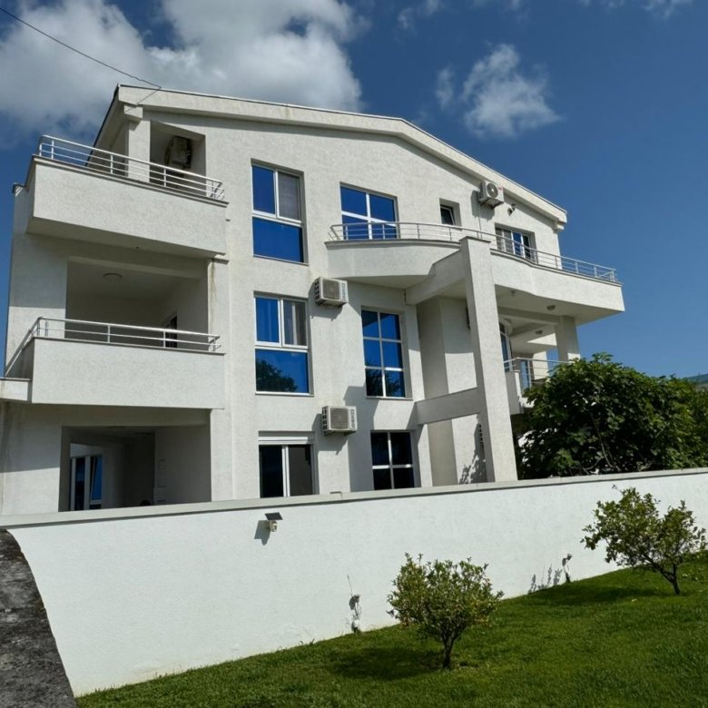 Modern 3-story building with balconies and large windows in Ulcinj. Prime real estate by ekosphere doo, immorenta.me.