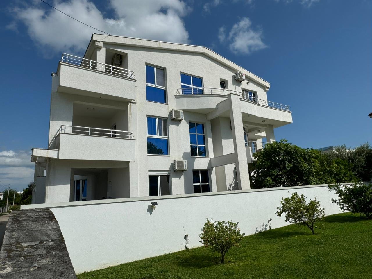 Modern 3-story building with balconies and large windows in Ulcinj. Prime real estate by ekosphere doo, immorenta.me.