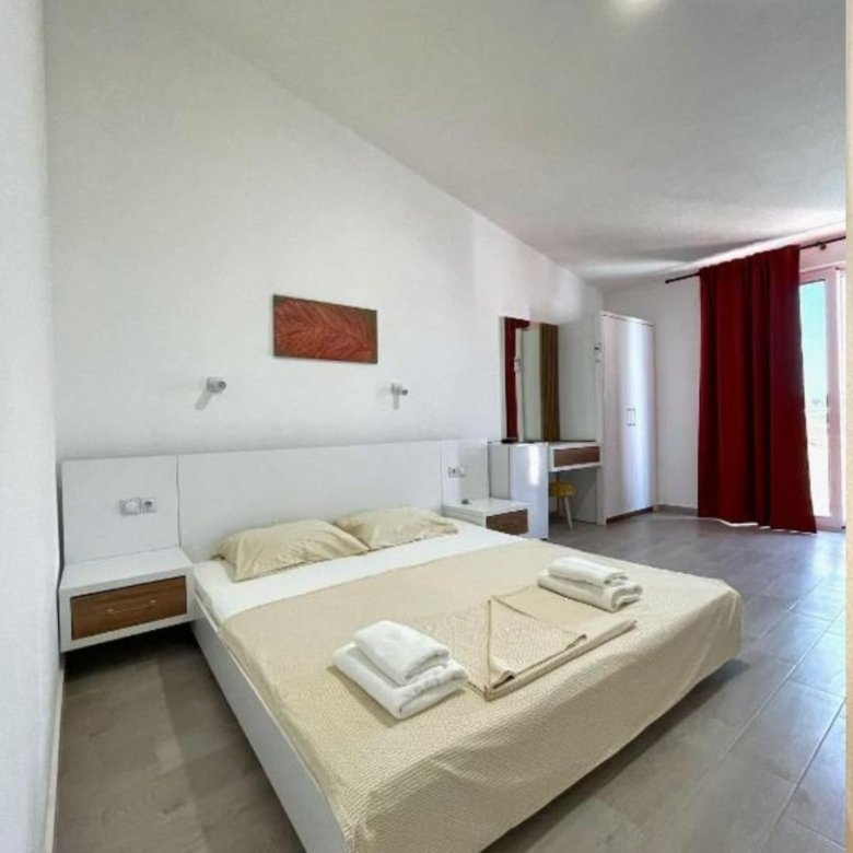 Modern, minimalist Ulcinj suite for sale&mdash;double bed, desk, ideal for investment or relocation. Listed by ekosphere doo on immorenta.me.