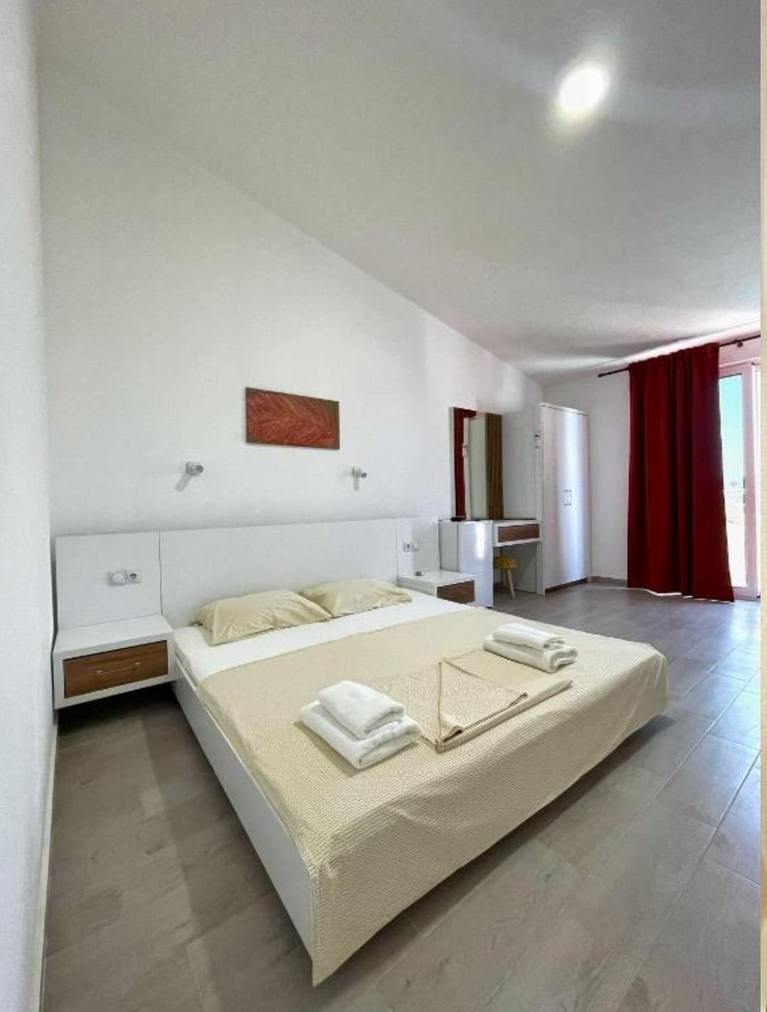 Modern, minimalist Ulcinj suite for sale&acirc;double bed, desk, ideal for investment or relocation. Listed by ekosphere doo on immorenta.me.