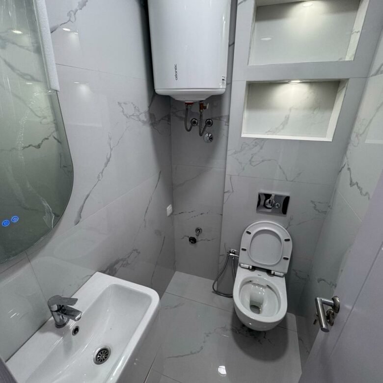 Elegant modern bathroom in Ulcinj with marble tiles, wall fixtures, built-ins&mdash;exclusive on immorenta.me by ekosphere doo.