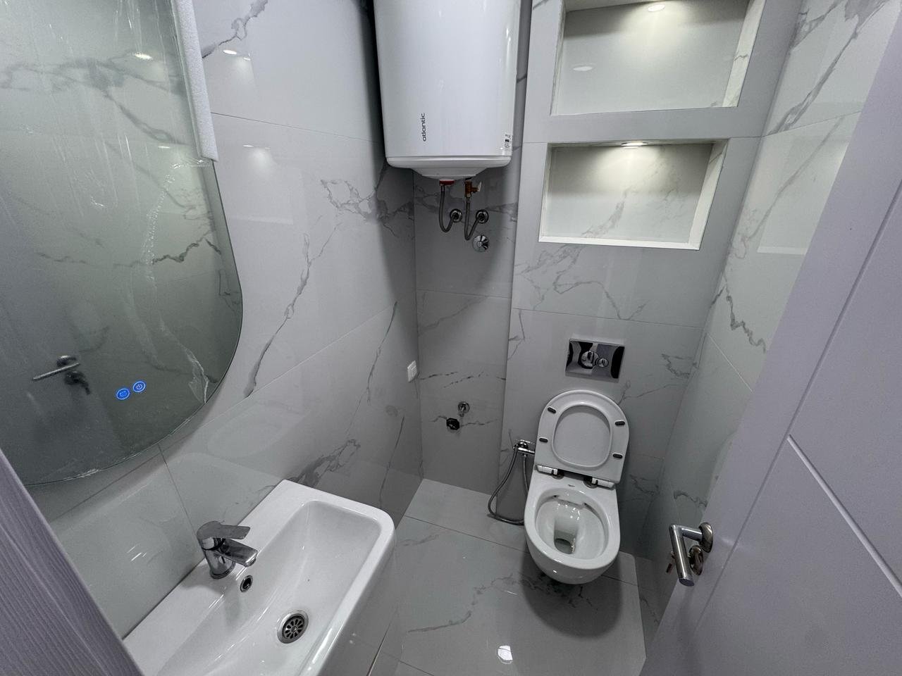 Elegant modern bathroom in Ulcinj with marble tiles, wall fixtures, built-ins&mdash;exclusive on immorenta.me by ekosphere doo.