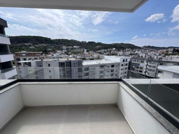 Atemberaubende Aussicht vom Balkon mit Glasgel&auml;nder &uuml;ber moderne Ulcinj-Apartments, malerische H&uuml;gel - exklusive Immobilie bei immorenta.me by ekosphere doo.