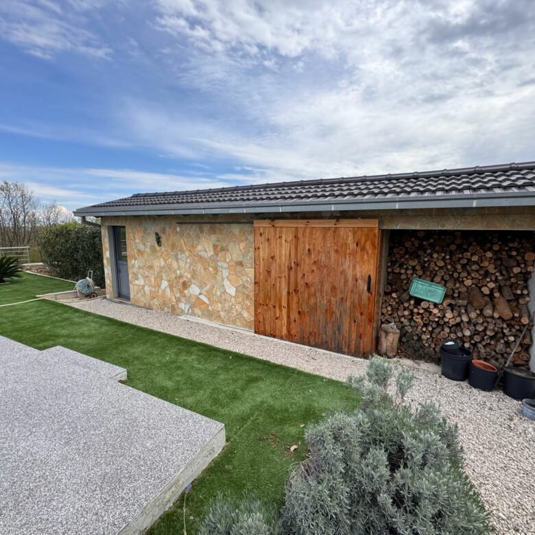 Charming stone outbuilding with tiled roof in Ulcinj, Montenegro&mdash;ideal property investment. Listed on immorenta.me by ekosphere doo.