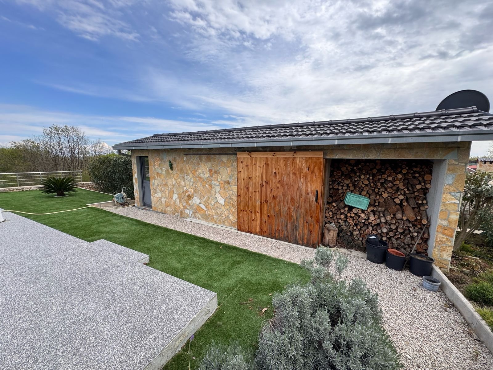 Charming stone outbuilding with tiled roof in Ulcinj, Montenegro&mdash;ideal property investment. Listed on immorenta.me by ekosphere doo.