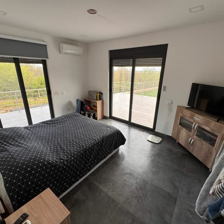 Contemporary Ulcinj bedroom with balcony, luxury finishes, and scenic views&mdash;prime real estate at immorenta.me by Ekosphere doo.