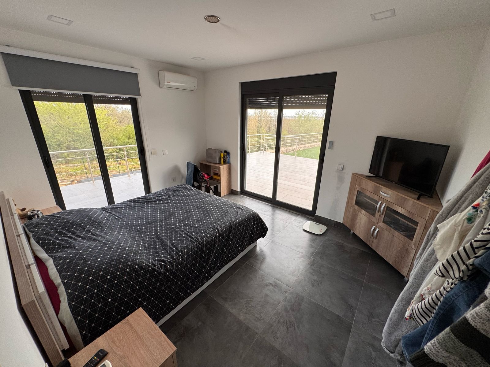 Contemporary Ulcinj bedroom with balcony, luxury finishes, and scenic views&mdash;prime real estate at immorenta.me by Ekosphere doo.