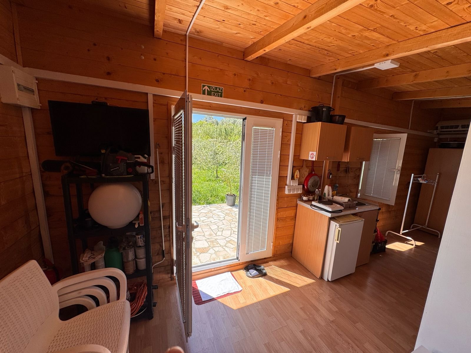 Bright, sunlit cabin in Ulcinj with kitchenette, patio access & yard&mdash;ideal Montenegro investment. Listed on immorenta.me by ekosphere doo.