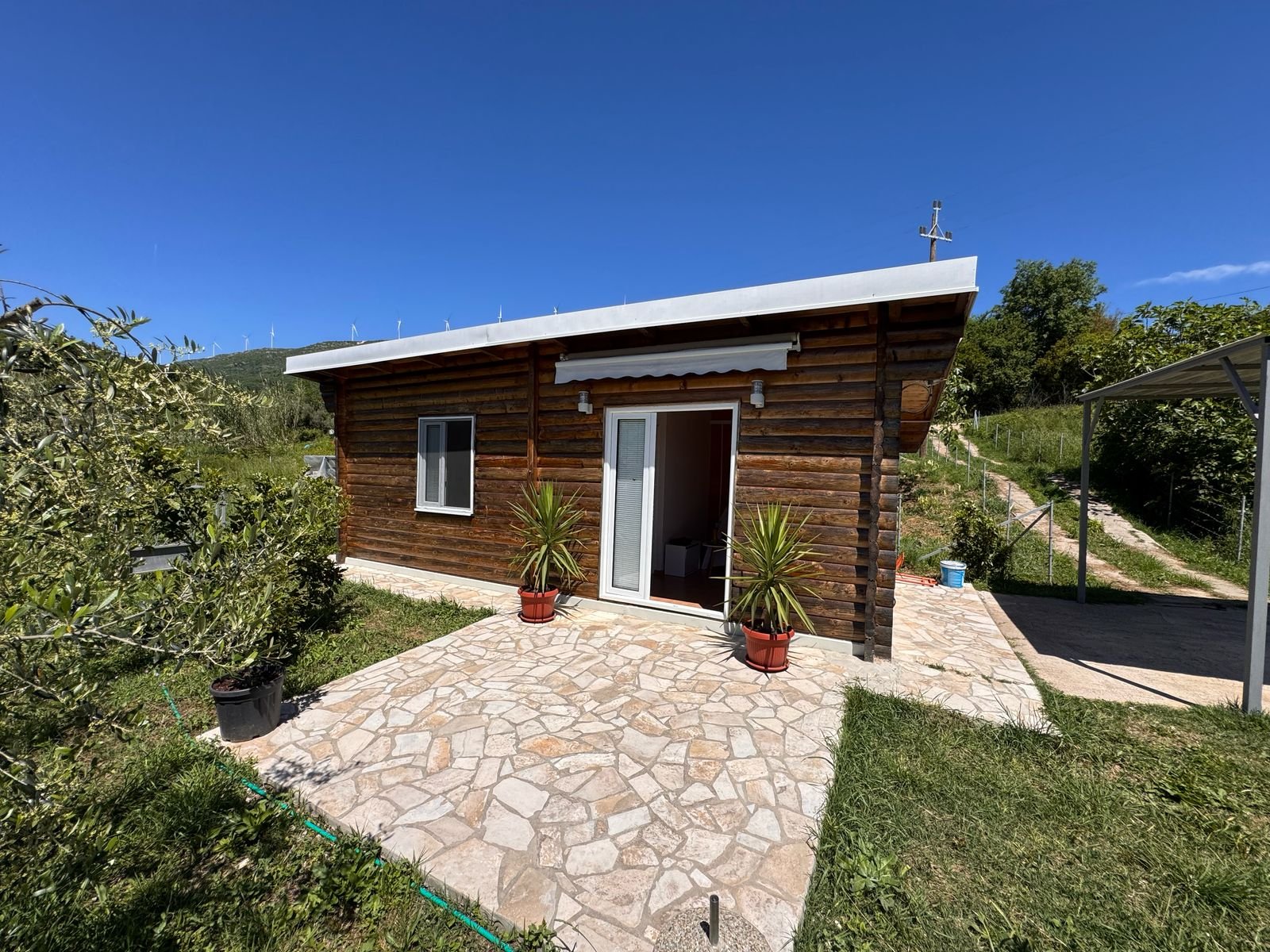 Entdecken Sie Ihren idealen Urlaubsort in Ulcinj: ein gem&uuml;tliches Holzhaus inmitten &uuml;ppigen Gr&uuml;ns, angeboten von ekosphere doo auf immorenta.me.