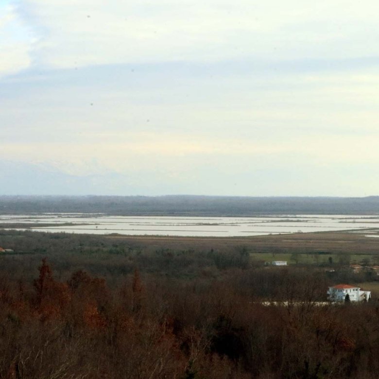 Prime Ulcinj, Montenegro land with panoramic wetlands, distant mountains, and development potential&mdash;exclusive on ekosphere doo&rsquo;s immorenta.me.