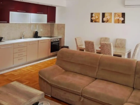 Moderner offener Wohnbereich in Ulcinj mit stilvollem Mobiliar und K&uuml;che-eine hochwertige Immobilie, gelistet bei immorenta.me, Ekosphere doo.