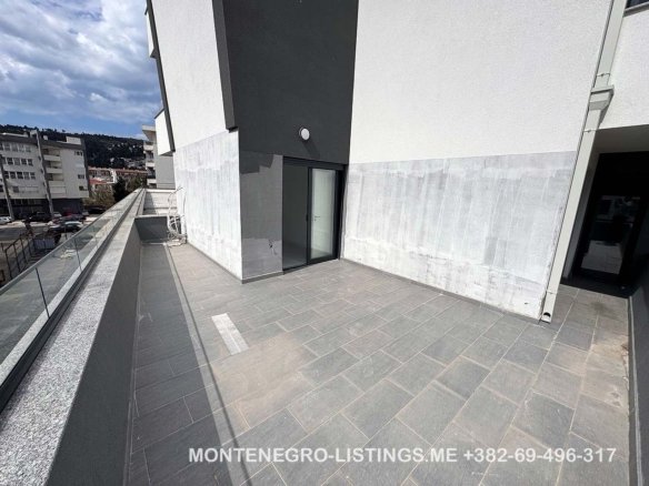 Moderne, unm&ouml;blierte Terrasse mit grauen Fliesen, Glasgel&auml;nder und Stadtblick in Ulcinj. Exklusives Angebot von ekosphere doo auf immorenta.me. 