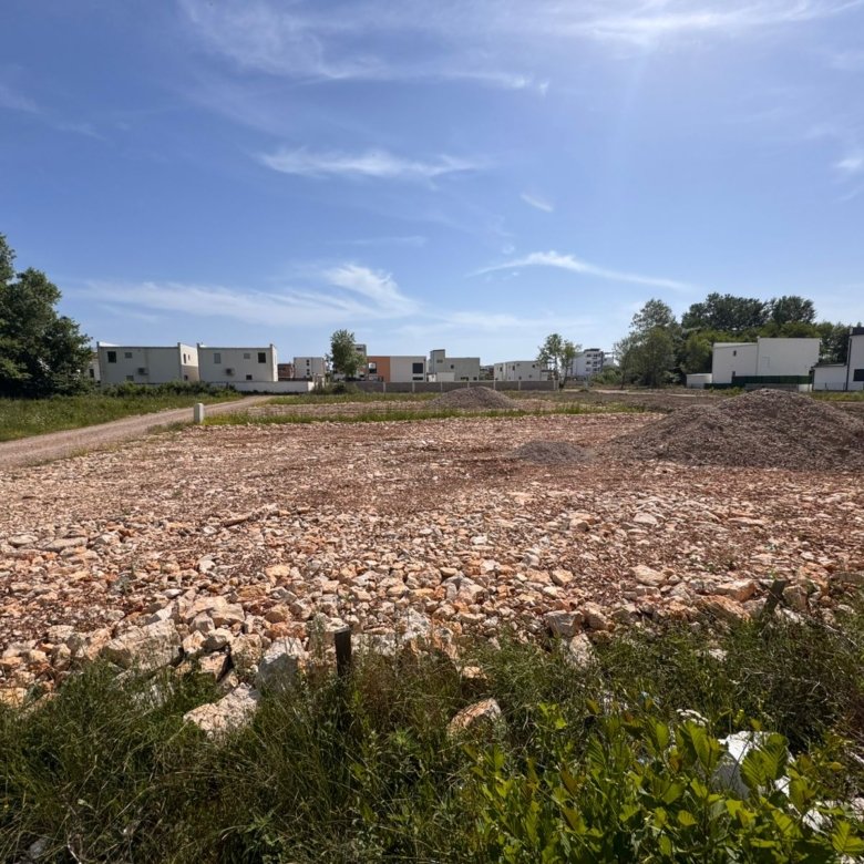 Prime investment opportunity: Ulcinj vacant lot, modern surroundings, ideal for development. Listed on immorenta.me by ekosphere doo.