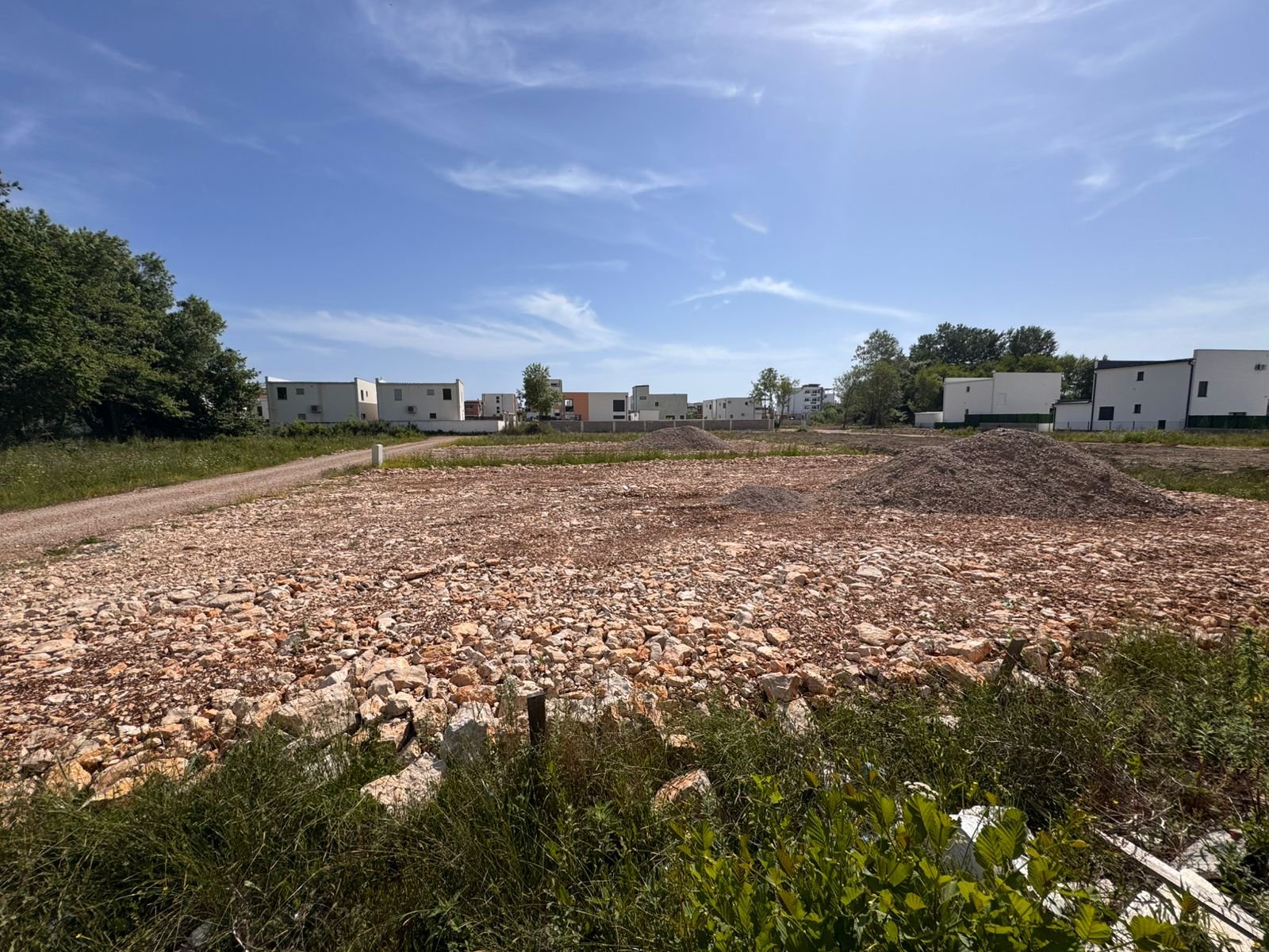 Prime investment opportunity: Ulcinj vacant lot, modern surroundings, ideal for development. Listed on immorenta.me by ekosphere doo.