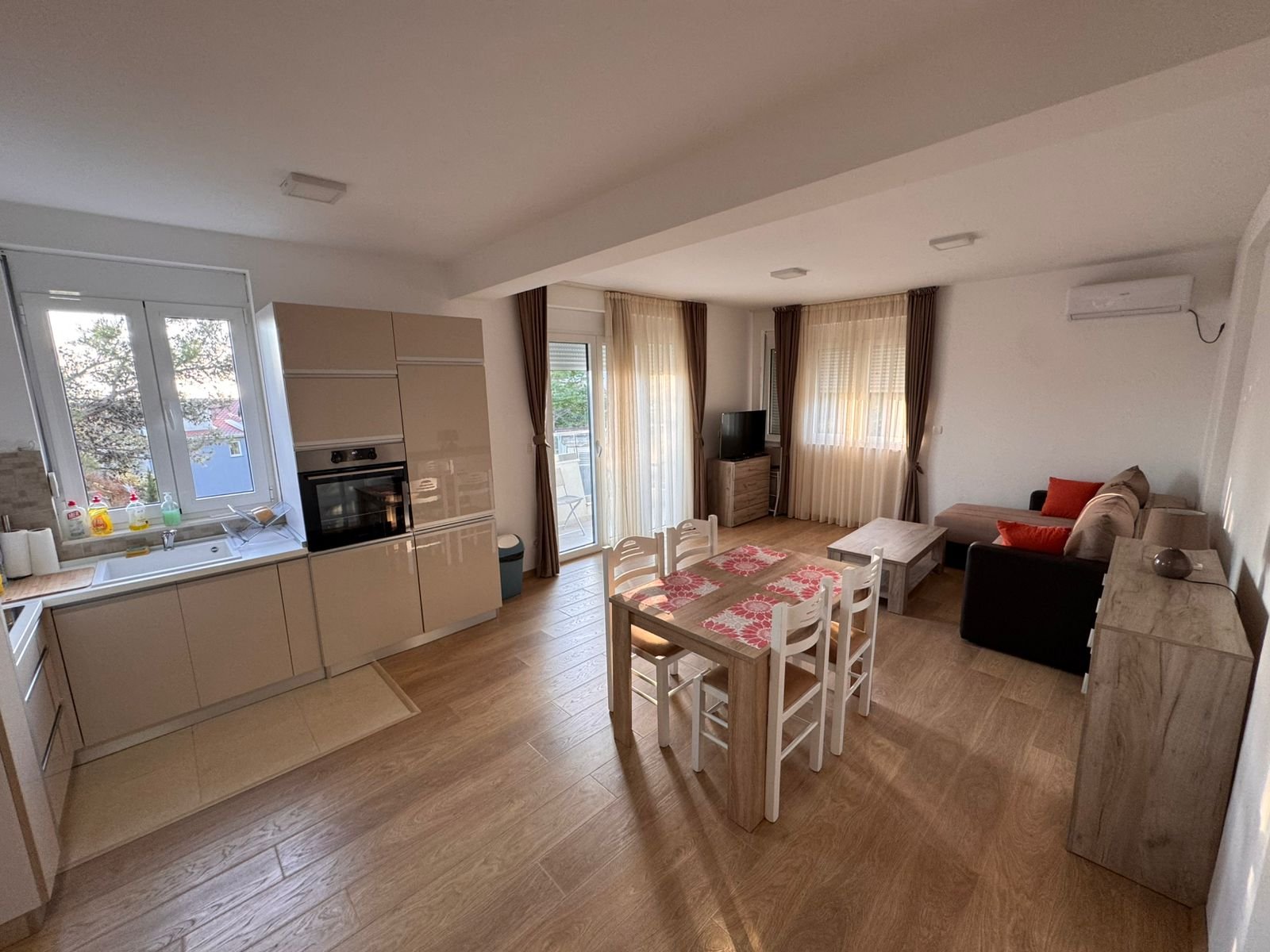 Stunning open-plan living in Ulcinj, Montenegro&mdash;modern kitchen, dining for six, bright lounge. Listed on immorenta.me by ekosphere doo.