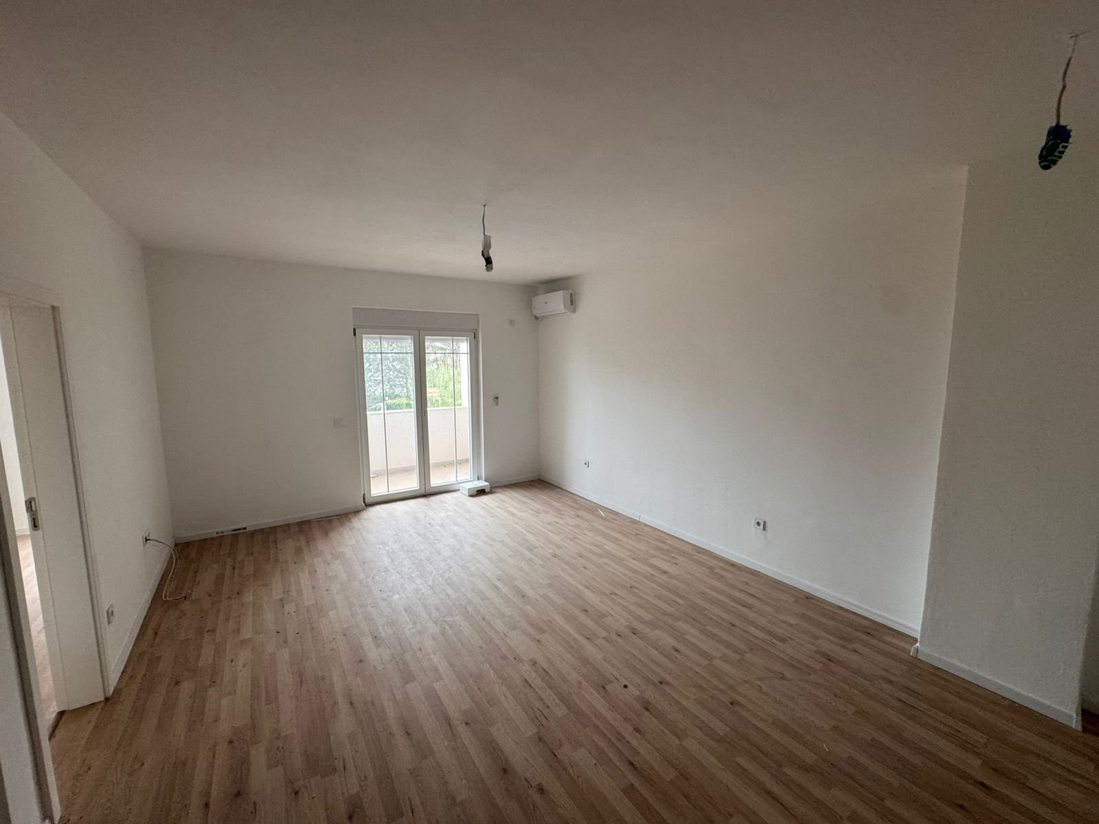 Modern Ulcinj apartment: bright interiors, elegant wood floors, balcony access. Top eco property by Ekosphere via immorenta.me.