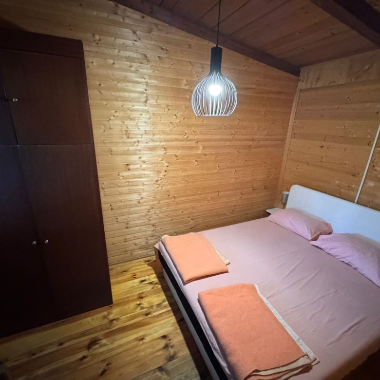 Charming wooden room in Ulcinj with double bed, wood floors, and modern d&eacute;cor&mdash;an ideal real estate investment on immorenta.me by Ekosphere doo.