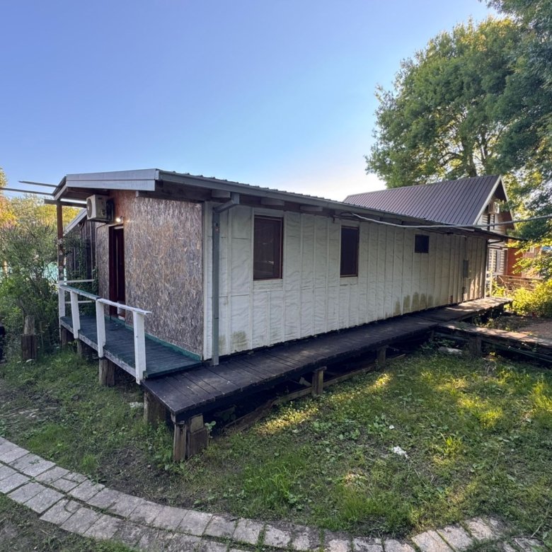 Premium opportunity: Modern rectangular building with metal roof, white siding, ramp, in lush Ulcinj. Invest via immorenta.me by ekosphere doo.