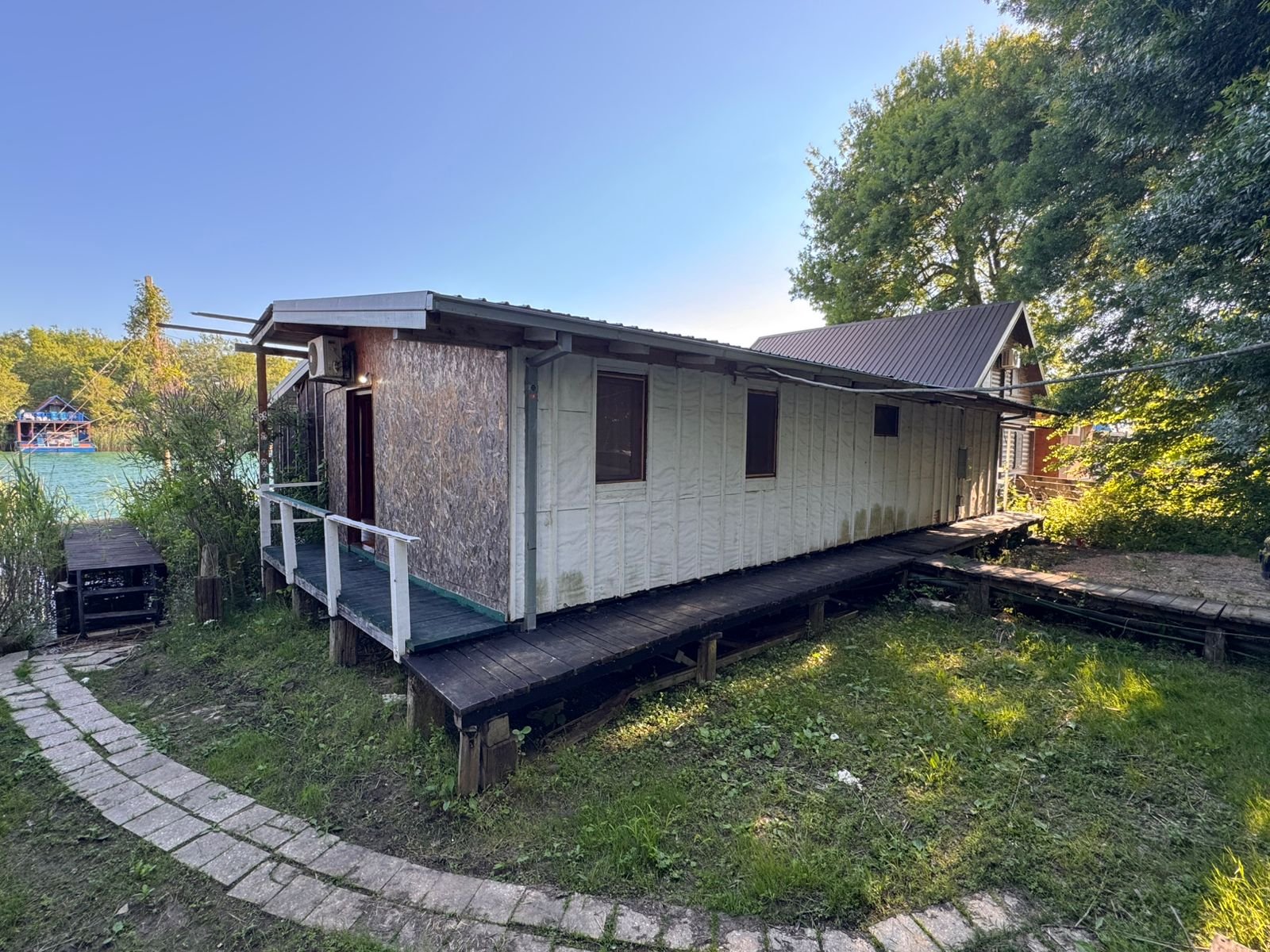 Premium opportunity: Modern rectangular building with metal roof, white siding, ramp, in lush Ulcinj. Invest via immorenta.me by ekosphere doo.