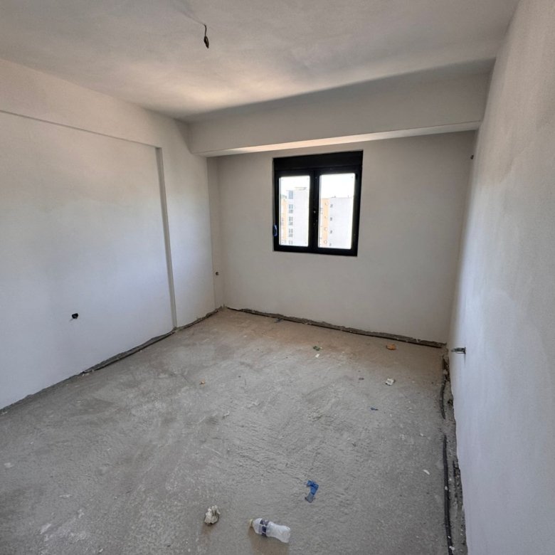 Spacious, unfinished room in Ulcinj, Montenegro with concrete floors&mdash;ideal for investors. Listed on immorenta.me by Ekosphere Doo.