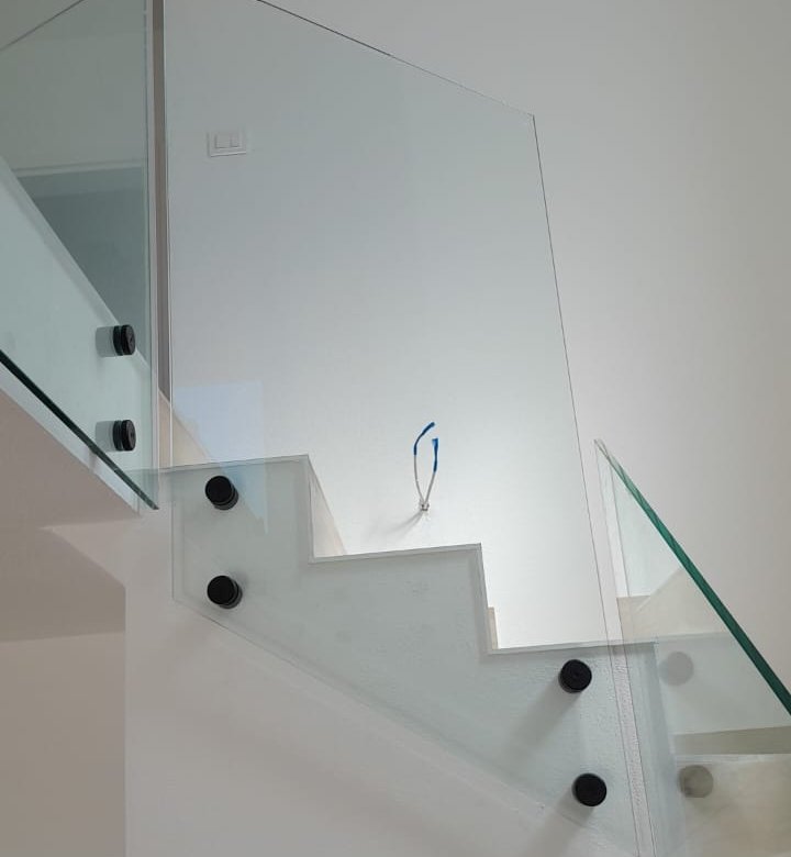 Sleek staircase with white steps, glass rails, and black accents&mdash;ideal for luxury Ulcinj Montenegro homes by Ekosphere on immorenta.me.
