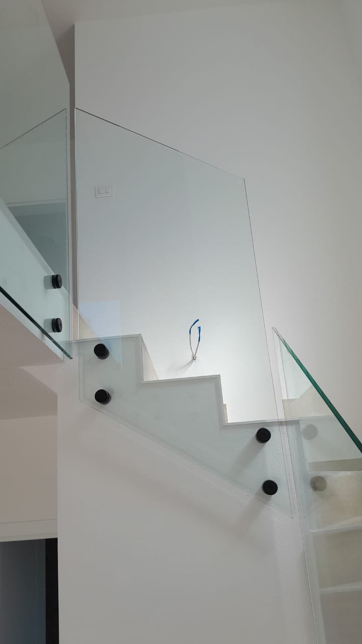 Sleek staircase with white steps, glass rails, and black accents&mdash;ideal for luxury Ulcinj Montenegro homes by Ekosphere on immorenta.me.