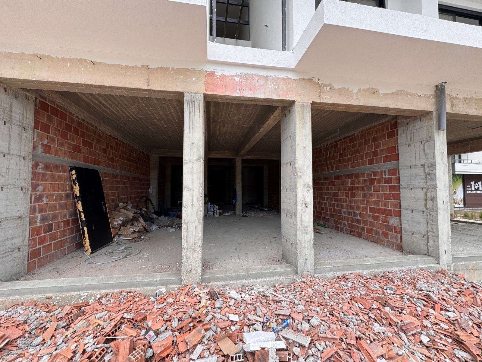 Prime Ulcinj investment property: new build with sturdy concrete pillars, exposed brick, and future potential. Listed on immorenta.me by ekosphere doo.