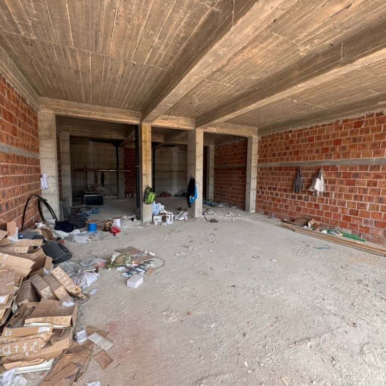 Spacious unfinished property in Ulcinj with exposed brick walls, ideal for investment. Listed on immorenta.me by ekosphere doo.