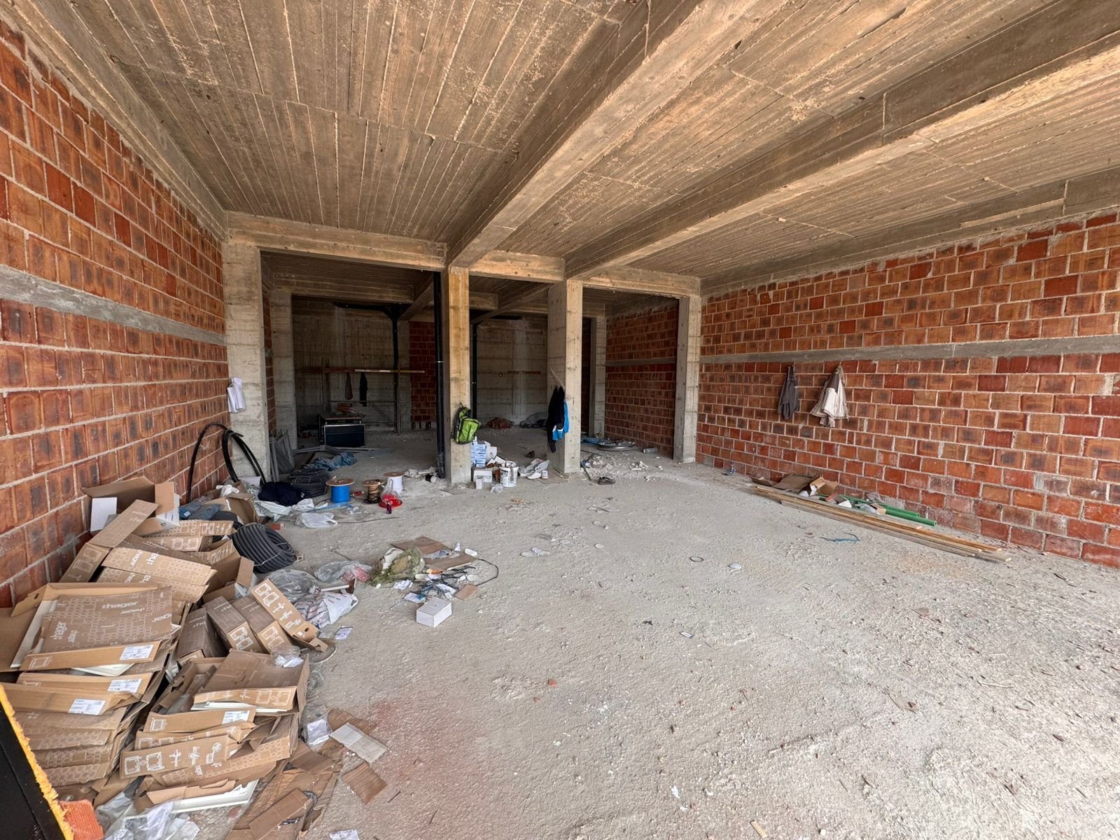 Spacious unfinished property in Ulcinj with exposed brick walls, ideal for investment. Listed on immorenta.me by ekosphere doo.