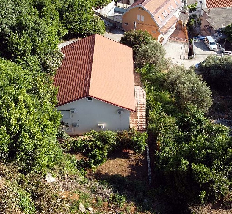 Premium single-story house with red-tiled roof amid lush greenery, prime Ulcinj real estate by immorenta.me & ekosphere doo.