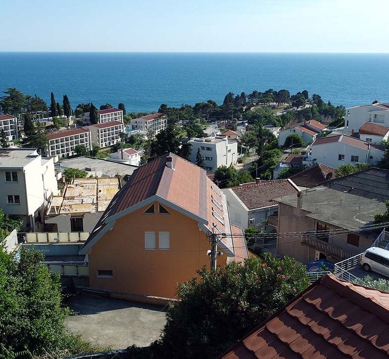 Stunning Ulcinj real estate: hillside homes with red-tiled roofs, sea views, lush trees&mdash;prime investment via immorenta.me (ekosphere doo).