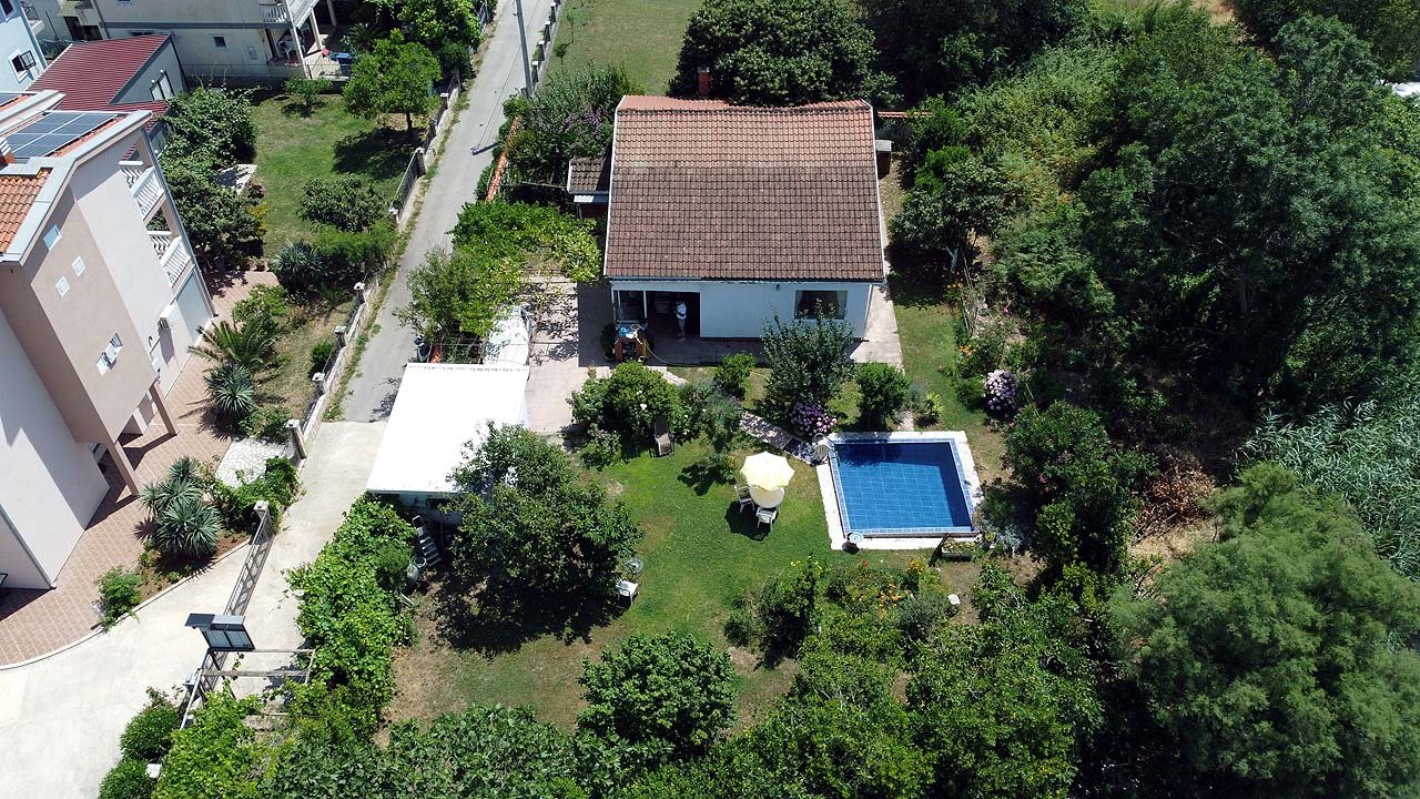 Exklusive Immobilie in Ulcinj: rot gedeckte Villa mit &uuml;ppigem Garten, Pool und Wegen. Top-Immobilie in Montenegro &ndash; immorenta.me von ekosphere doo. 