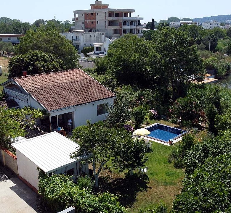 Stunning Ulcinj villa: red-tiled roof, lush garden, pool, prime location near sea. Exclusive listing by ekosphere doo on immorenta.me.