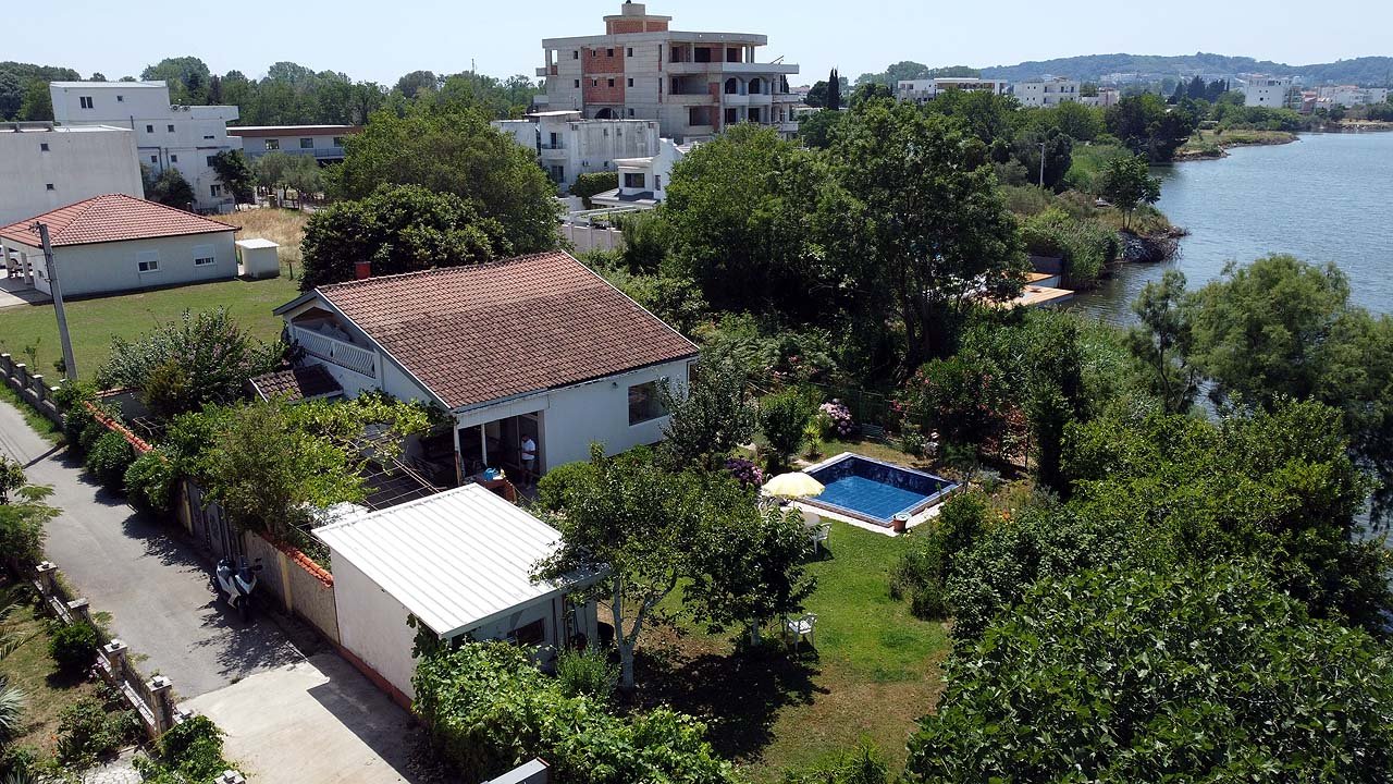 Stunning Ulcinj villa: red-tiled roof, lush garden, pool, prime location near sea. Exclusive listing by ekosphere doo on immorenta.me.